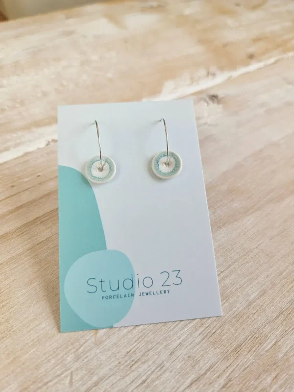 Danefæ Studio 23 Curved Drop Earring Pair Frost Blue | Dame Smykker