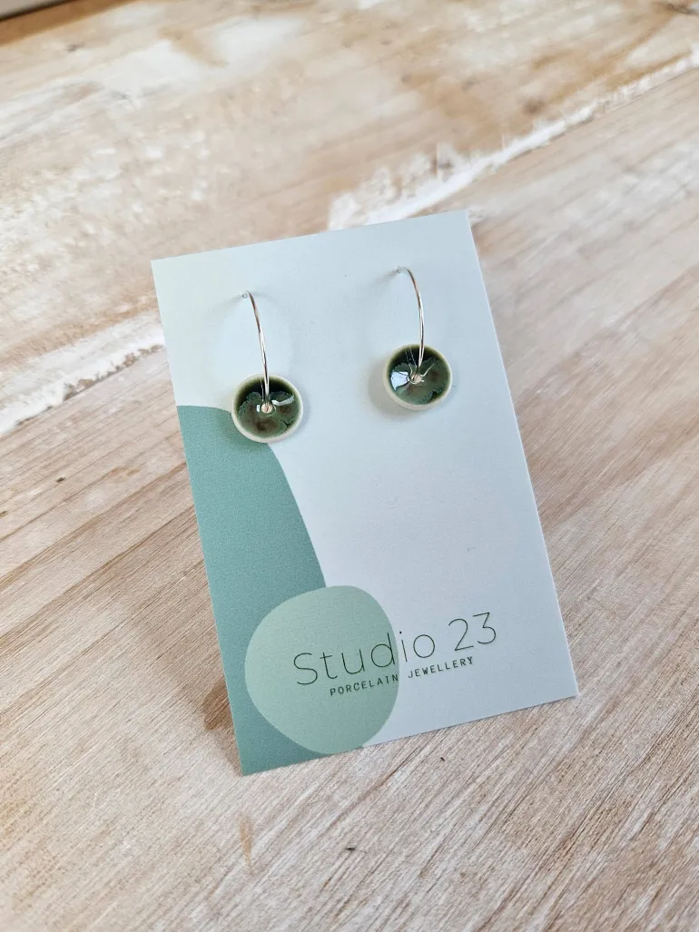 Danefæ Studio 23 Curved Drop Earring Pair Olive | Dame Smykker